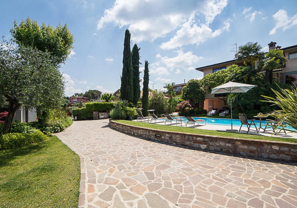 B&B Villa Adriano デセンツァーノ・デル・ガルダ エクステリア 写真